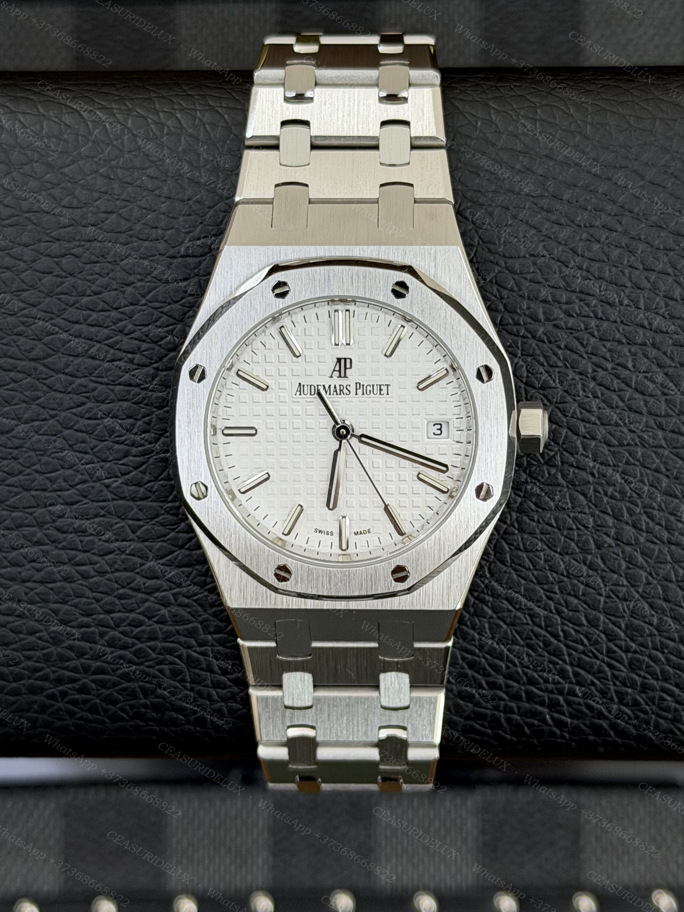 Audemars Piguet Royal Oak 36mm Ladies Steel — Silver 'Grande Tapisserie' Dial Background